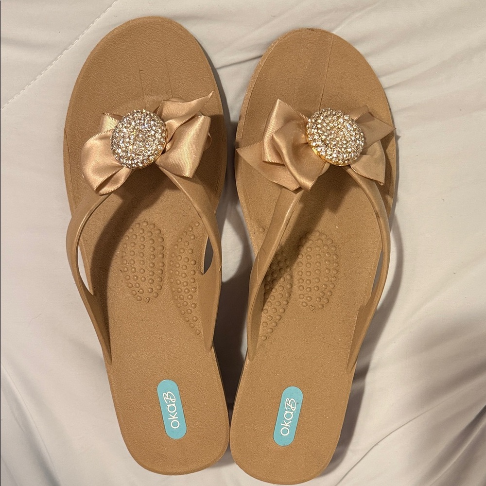 Oaka-B Women's Sandals with Tan Bow and Gold Accent new 8.5-9.5
